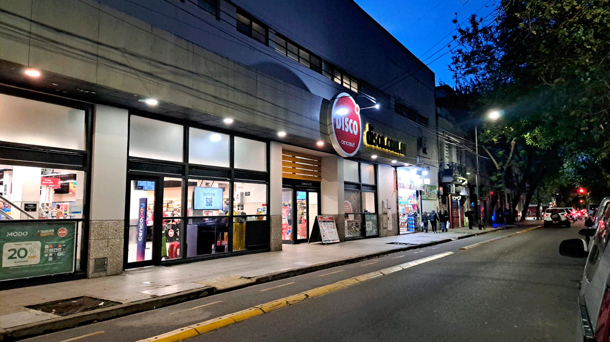 Disco de Camacuá: la versión del cierre, dos locales vacíos sobre Rivadavia y lo que se sabe. Todavía no hay confirmación oficial.