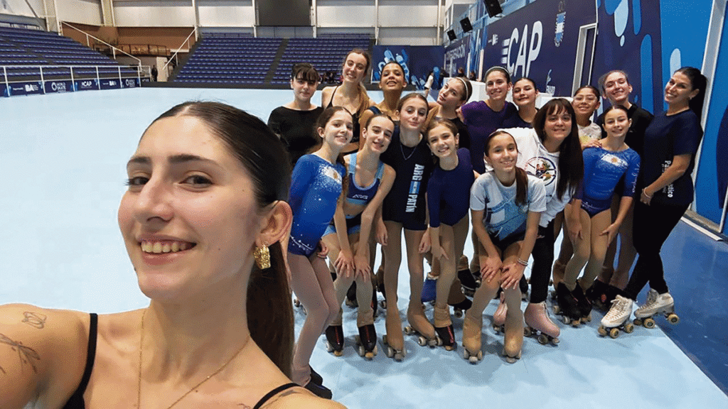 Jimena Otero empezó con ocho alumnas en 2010. Hoy su escuela de patinaje en el club Pedro Echagüe tiene más de 120 y varias medallas.