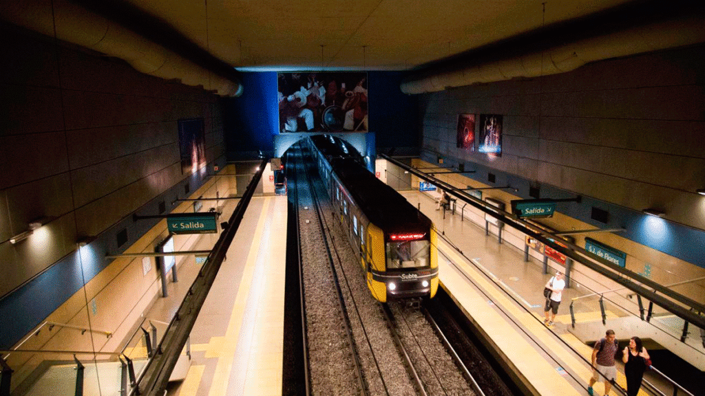 Desde las 19 de hoy, martes 6 de octubre, y hasta el cierre, las formaciones dejan de circular. Los Metrodelegados cuestionan descuentos de sueldo que consideran indebidos; Emova dice que se ajustaron a los registros de asistencia.